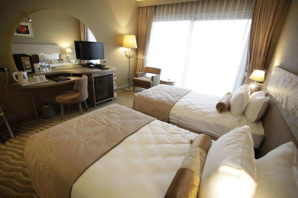 Doubletree By Hilton Istanbul Atasehir Hotel & Conference Centre Bagian luar foto